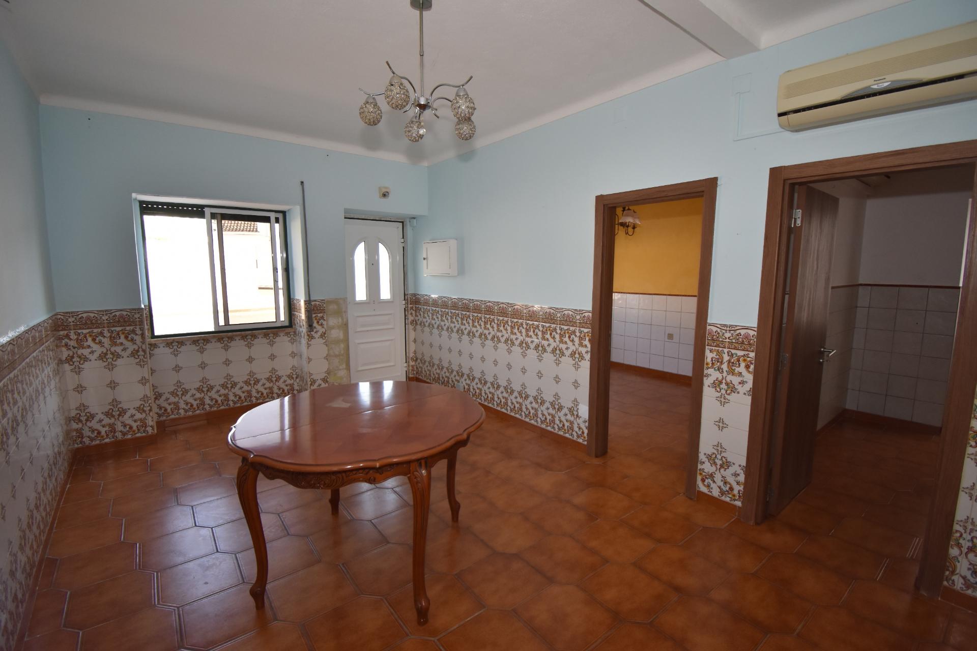 Moradia térrea com quintal e garagem com ótimos acessos à A23 na Atalaia