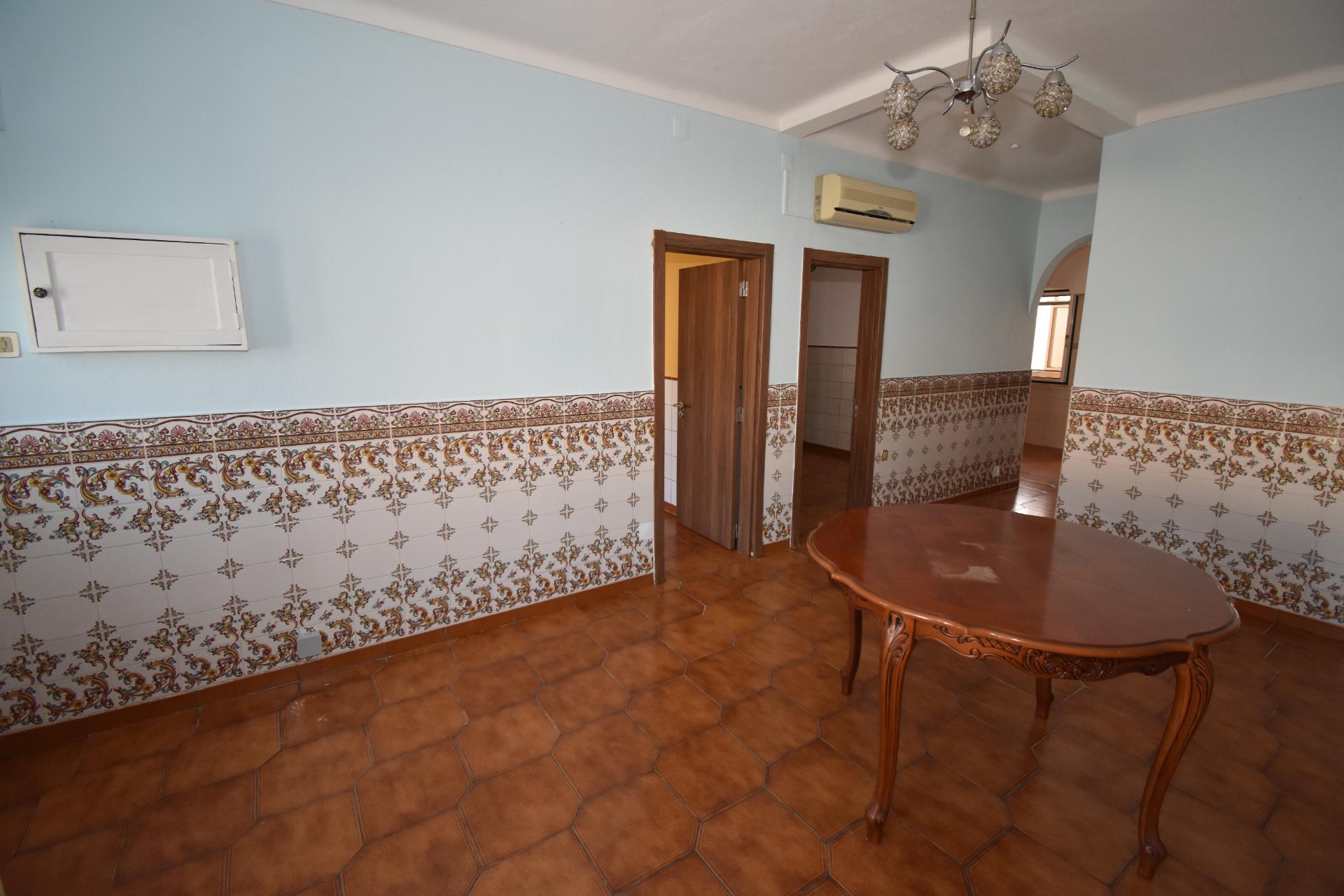 Moradia térrea com quintal e garagem com ótimos acessos à A23 na Atalaia