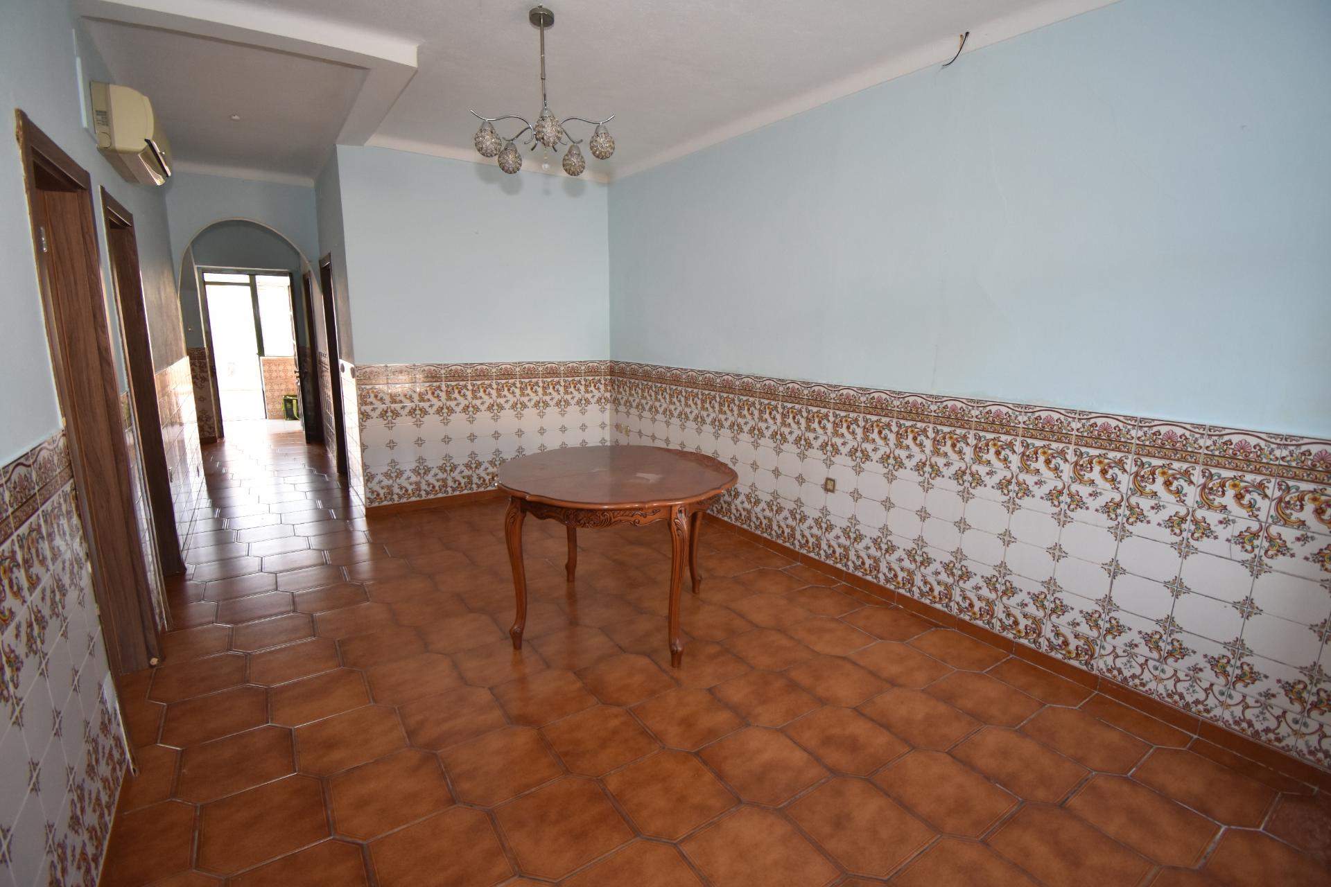 Moradia térrea com quintal e garagem com ótimos acessos à A23 na Atalaia