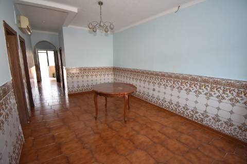 Moradia térrea com quintal e garagem com ótimos acessos à A23 na Atalaia