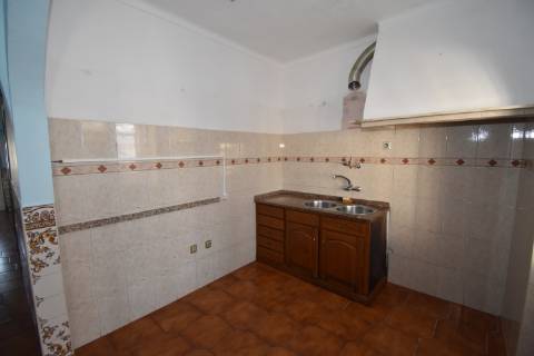 Moradia térrea com quintal e garagem com ótimos acessos à A23 na Atalaia