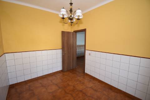 Moradia térrea com quintal e garagem com ótimos acessos à A23 na Atalaia