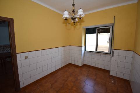 Moradia térrea com quintal e garagem com ótimos acessos à A23 na Atalaia