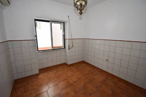 Moradia térrea com quintal e garagem com ótimos acessos à A23 na Atalaia