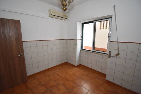 Moradia térrea com quintal e garagem com ótimos acessos à A23 na Atalaia