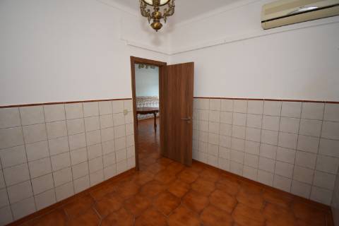 Moradia térrea com quintal e garagem com ótimos acessos à A23 na Atalaia