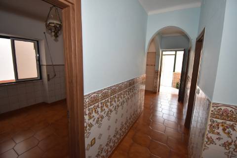 Moradia térrea com quintal e garagem com ótimos acessos à A23 na Atalaia