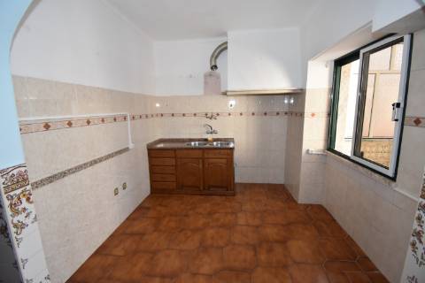 Moradia térrea com quintal e garagem com ótimos acessos à A23 na Atalaia