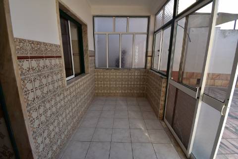 Moradia térrea com quintal e garagem com ótimos acessos à A23 na Atalaia