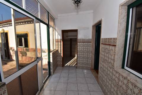 Moradia térrea com quintal e garagem com ótimos acessos à A23 na Atalaia