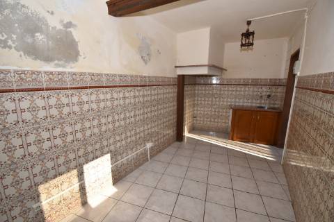 Moradia térrea com quintal e garagem com ótimos acessos à A23 na Atalaia