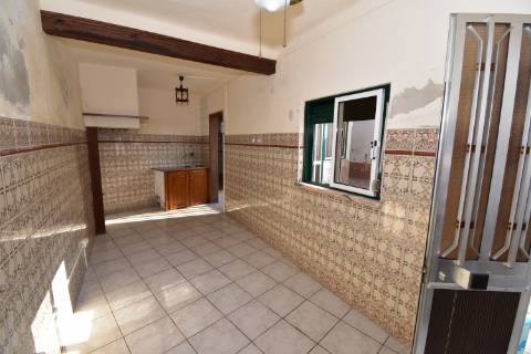 Moradia térrea com quintal e garagem com ótimos acessos à A23 na Atalaia