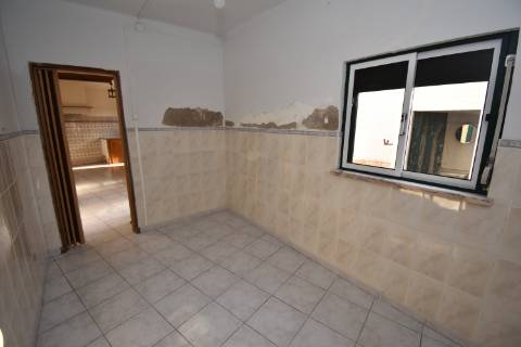 Moradia térrea com quintal e garagem com ótimos acessos à A23 na Atalaia