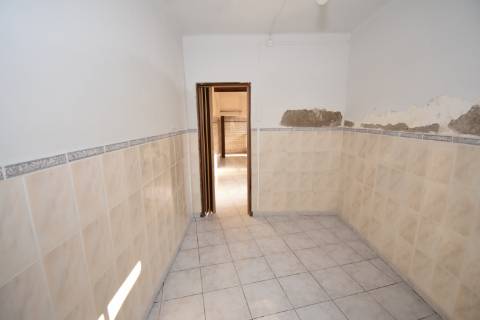 Moradia térrea com quintal e garagem com ótimos acessos à A23 na Atalaia