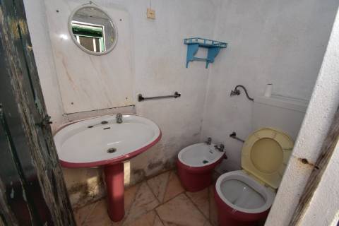 Moradia térrea com quintal e garagem com ótimos acessos à A23 na Atalaia