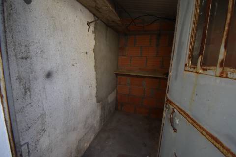 Moradia térrea com quintal e garagem com ótimos acessos à A23 na Atalaia