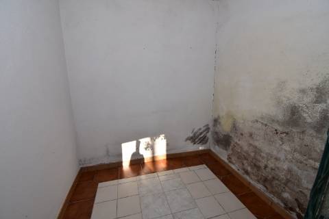 Moradia térrea com quintal e garagem com ótimos acessos à A23 na Atalaia