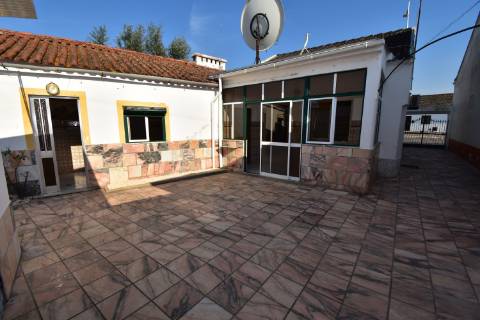 Moradia térrea com quintal e garagem com ótimos acessos à A23 na Atalaia