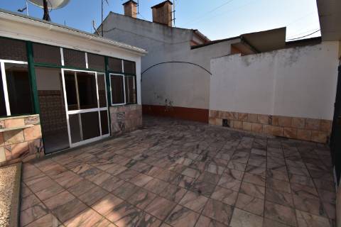 Moradia térrea com quintal e garagem com ótimos acessos à A23 na Atalaia