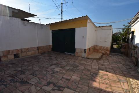 Moradia térrea com quintal e garagem com ótimos acessos à A23 na Atalaia