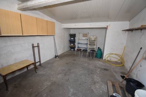 Moradia térrea com quintal e garagem com ótimos acessos à A23 na Atalaia