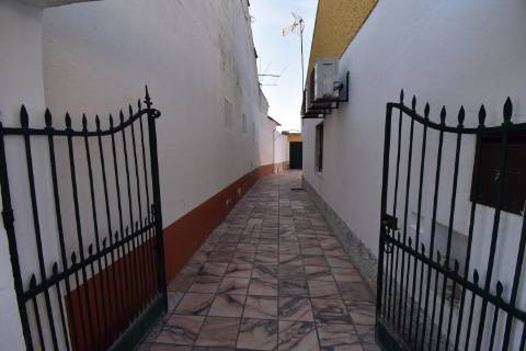 Moradia térrea com quintal e garagem com ótimos acessos à A23 na Atalaia