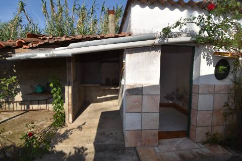 Moradia térrea com quintal e garagem com ótimos acessos à A23 na Atalaia