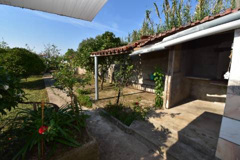 Moradia térrea com quintal e garagem com ótimos acessos à A23 na Atalaia