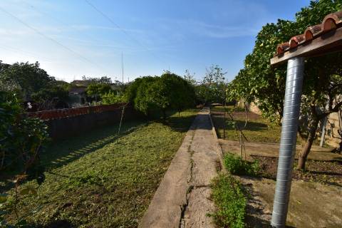 Moradia térrea com quintal e garagem com ótimos acessos à A23 na Atalaia