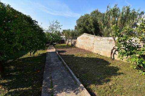 Moradia térrea com quintal e garagem com ótimos acessos à A23 na Atalaia