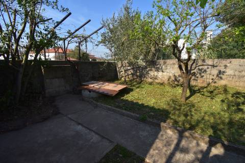 Moradia térrea com quintal e garagem com ótimos acessos à A23 na Atalaia