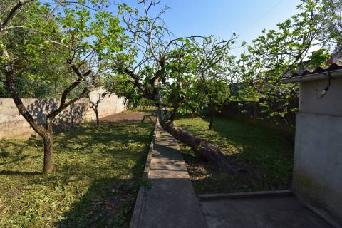 Moradia térrea com quintal e garagem com ótimos acessos à A23 na Atalaia