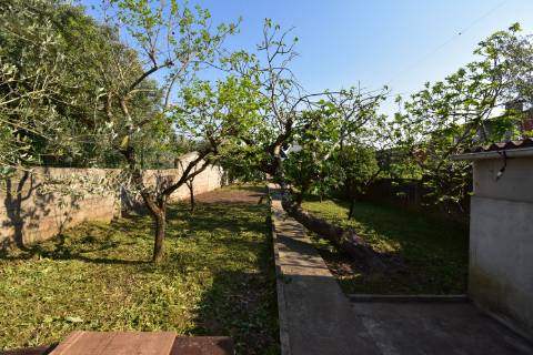 Moradia térrea com quintal e garagem com ótimos acessos à A23 na Atalaia