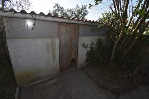 Moradia térrea com quintal e garagem com ótimos acessos à A23 na Atalaia