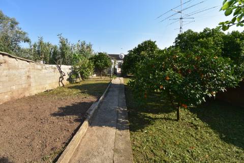 Moradia térrea com quintal e garagem com ótimos acessos à A23 na Atalaia