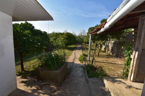 Moradia térrea com quintal e garagem com ótimos acessos à A23 na Atalaia