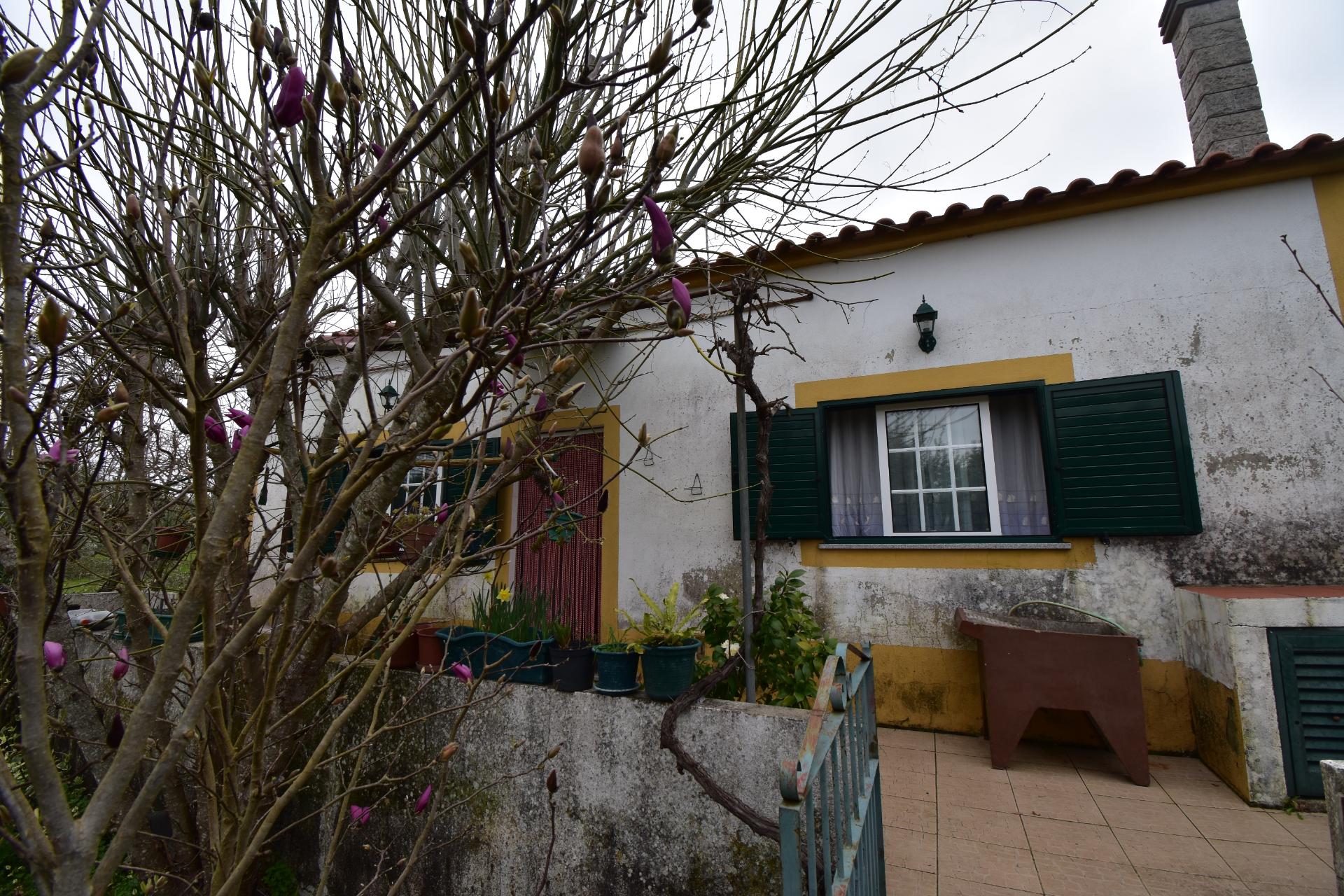Conjunto de 2 terenos rústicos com moradia térrea T2 localizado nas Mouriscas