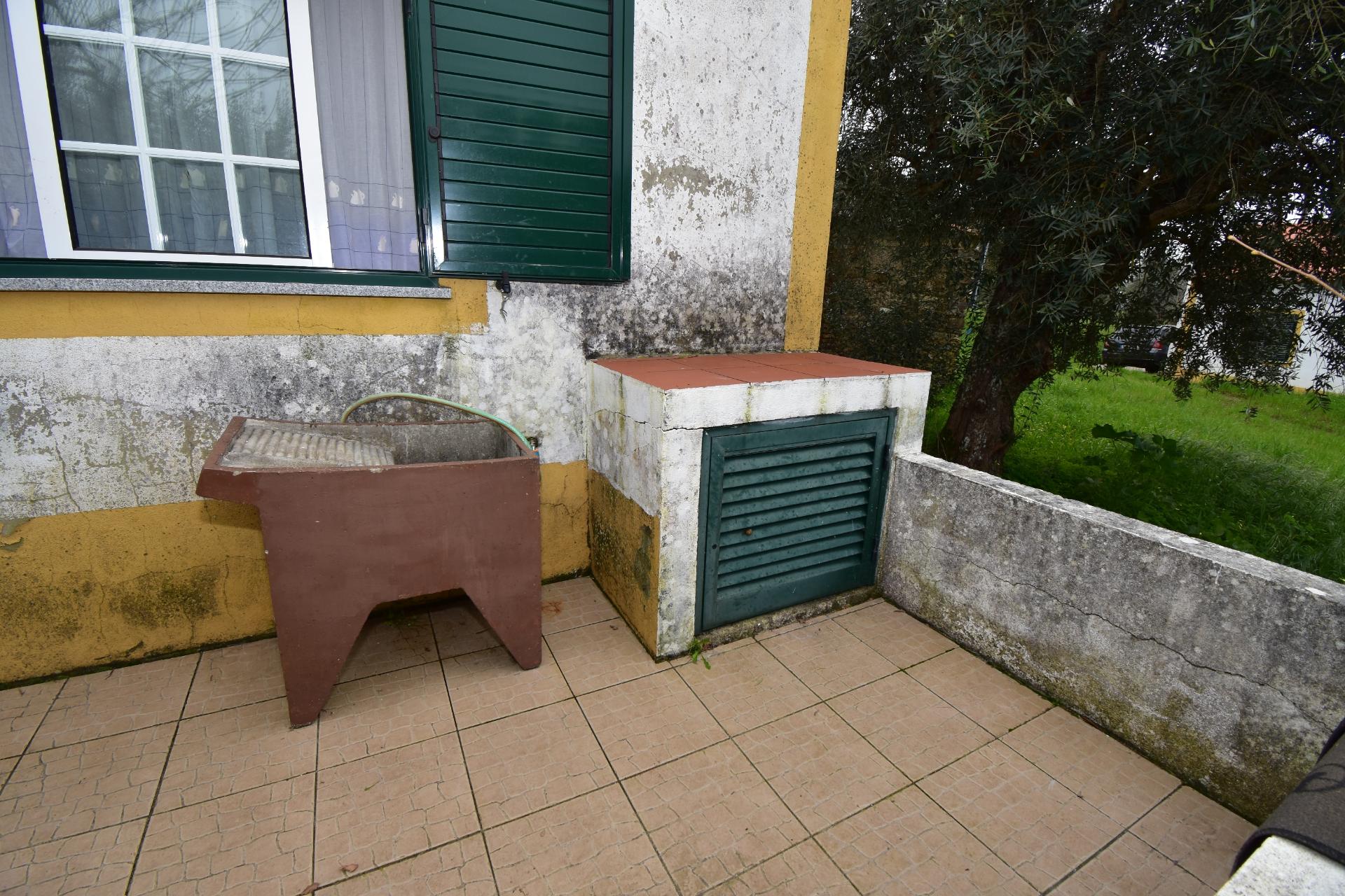 Conjunto de 2 terenos rústicos com moradia térrea T2 localizado nas Mouriscas