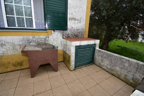 Conjunto de 2 terenos rústicos com moradia térrea T2 localizado nas Mouriscas