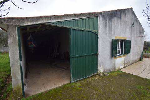 Conjunto de 2 terenos rústicos com moradia térrea T2 localizado nas Mouriscas