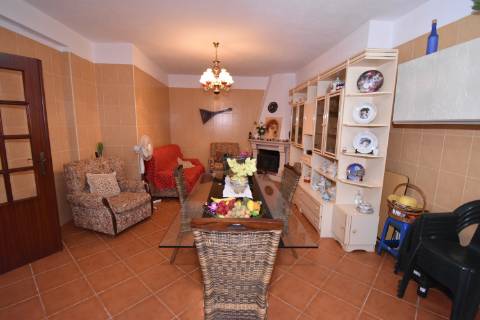 Conjunto de 2 terenos rústicos com moradia térrea T2 localizado nas Mouriscas