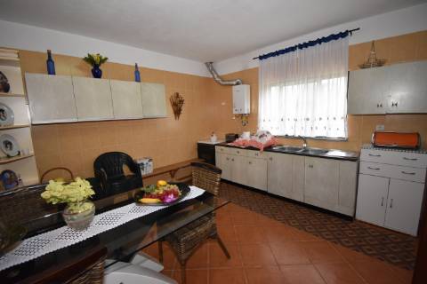 Conjunto de 2 terenos rústicos com moradia térrea T2 localizado nas Mouriscas