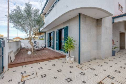 Moradia T4 em zona sossegada em Vila Nova da Telha