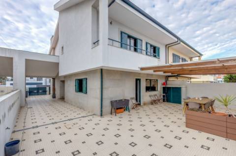 Moradia T4 em zona sossegada em Vila Nova da Telha