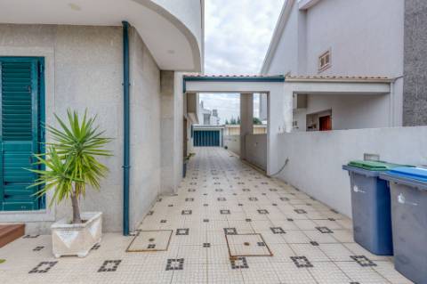 Moradia T4 em zona sossegada em Vila Nova da Telha