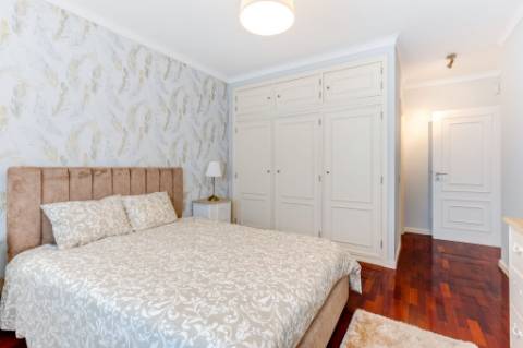 Moradia T4 em zona sossegada em Vila Nova da Telha