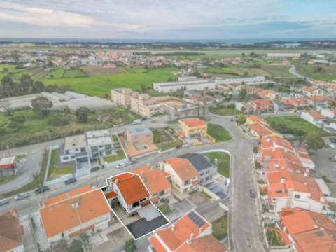 Moradia T4 em zona sossegada em Vila Nova da Telha