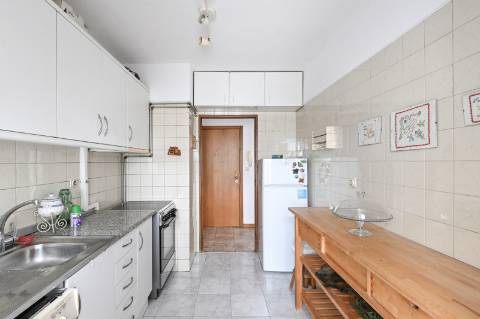 APARTAMENTO T3 NA ZONA RESIDENCIAL DA PRELADA