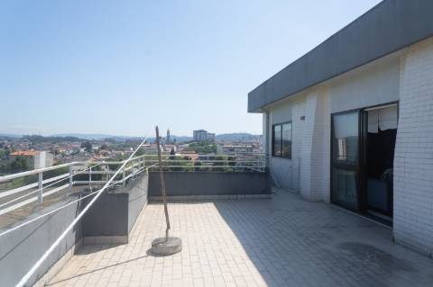 Apartamento T3 com Terraço em Águas Santas