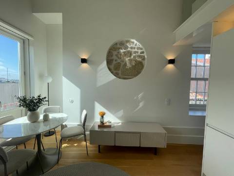 Luxuoso Apartamento T0+Mezanine decorado e mobilado inserido num condomínio fechado numa zona nobre no Centro do Porto